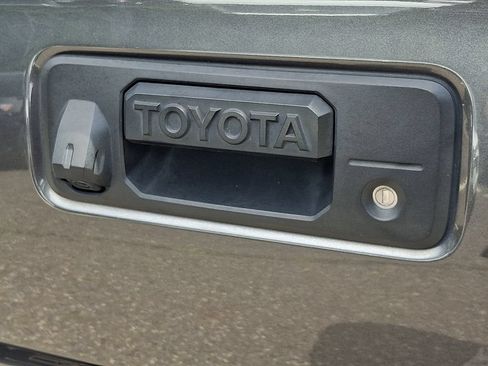 Used 2018 Toyota Tacoma TRD Off-Road AWD/4WD image 29
