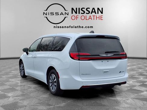 Used 2024 Chrysler Pacifica Limited FWD image 3