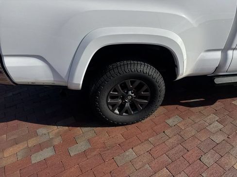 Used 2022 Toyota Tacoma SR5 AWD/4WD image 15