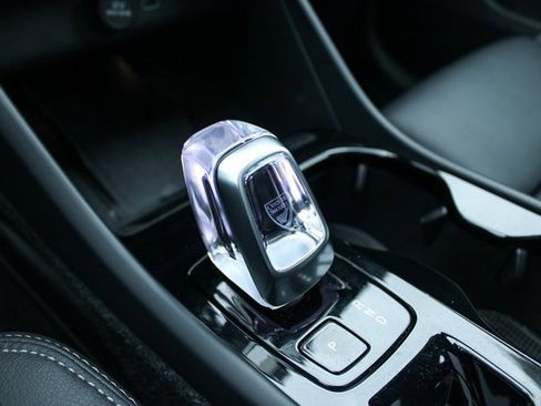 Used 2025 Volvo XC40 B5 Plus image 19