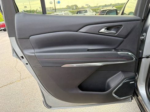 Used 2025 Chevrolet Traverse RS FWD image 22