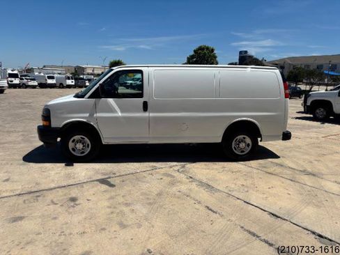 Used 2021 Chevrolet Express 3500 w/ Driver Convenience Package RWD image 4
