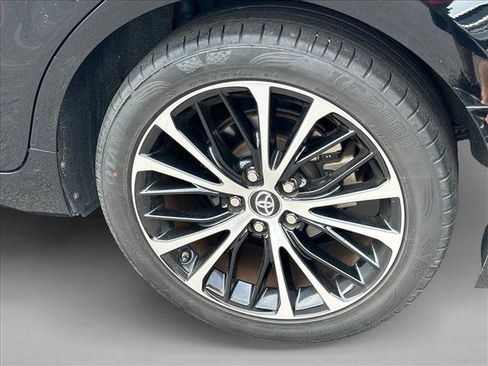 Used 2019 Toyota Camry SE w/ Convenience Package FWD image 11