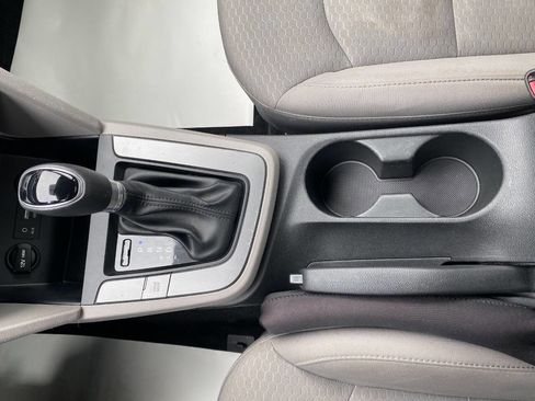 Used 2019 Hyundai Elantra SE image 17