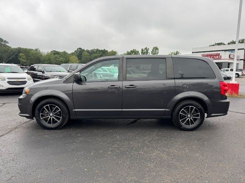 Used 2018 Dodge Grand Caravan SE FWD image 2