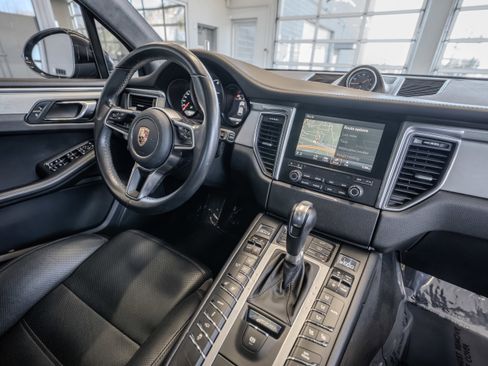 Used 2018 Porsche Macan Turbo w/ Premium Package Plus image 19