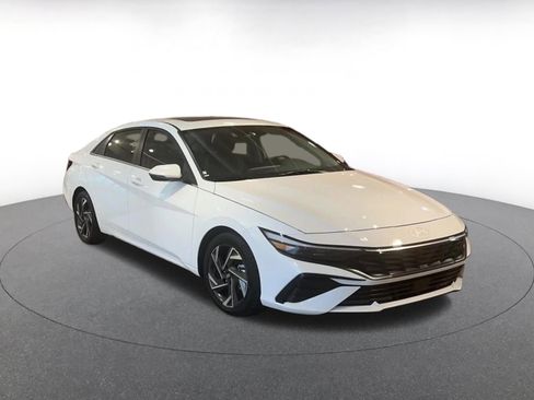 Used 2025 Hyundai Elantra Limited image 3