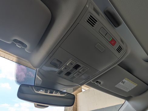 Used 2025 Volkswagen Jetta SE w/ Sunroof Package FWD image 30