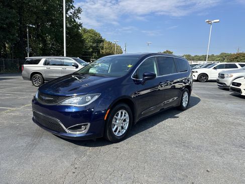 Used 2020 Chrysler Pacifica Touring image 5