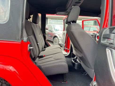 Used 2017 Jeep Wrangler Unlimited Sahara w/ Connectivity Group AWD/4WD image 35