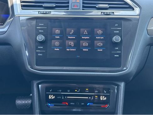 Used 2024 Volkswagen Tiguan SE image 26