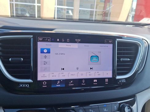 Used 2023 Chrysler Pacifica Touring-L image 24