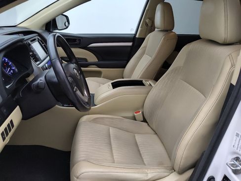 Used 2018 Toyota Highlander Plus FWD image 17