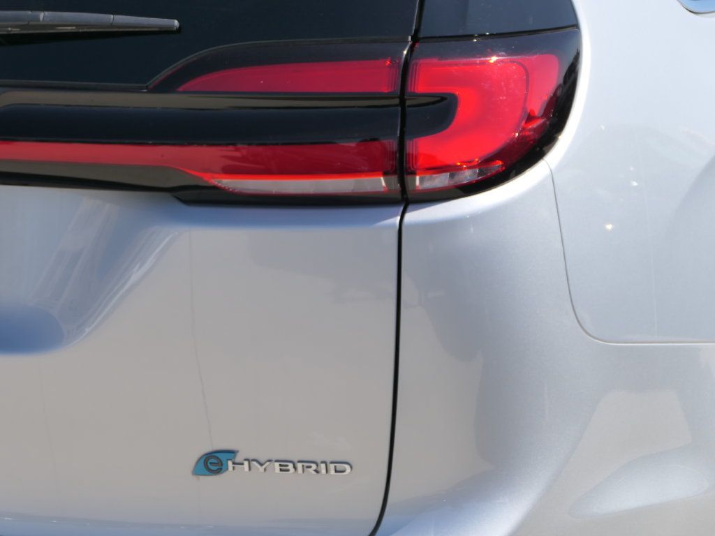 Certified 2023 Chrysler Pacifica Touring-L FWD image 3