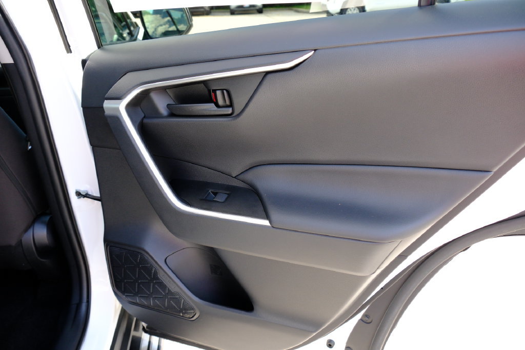 Used 2021 Toyota RAV4 LE AWD/4WD image 39