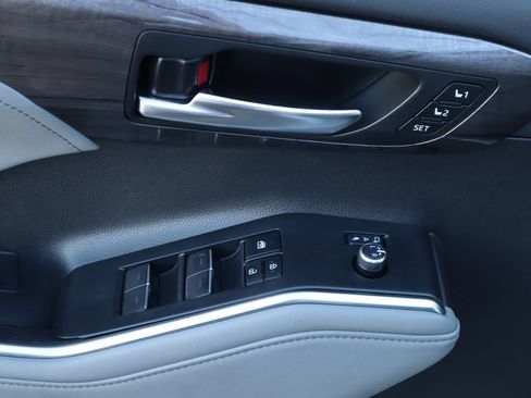 Used 2024 Toyota Highlander Limited image 23