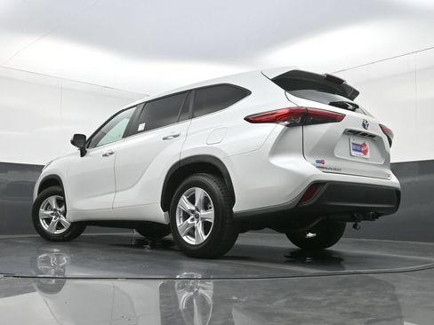 Used 2023 Toyota Highlander LE FWD image 29