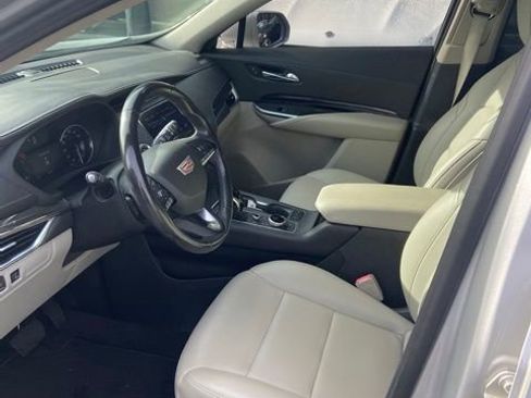Used 2020 Cadillac XT4 Luxury w/ Cold Weather Package FWD image 6
