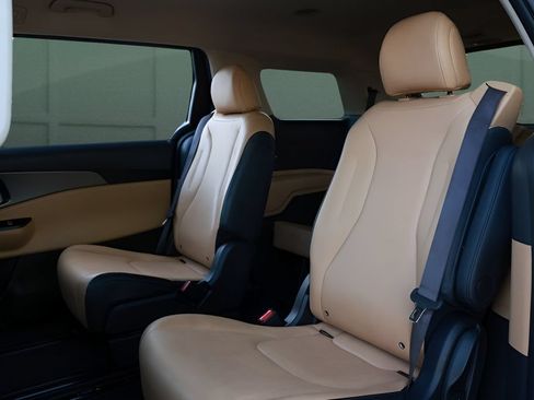 Used 2024 Kia Carnival LX FWD image 21