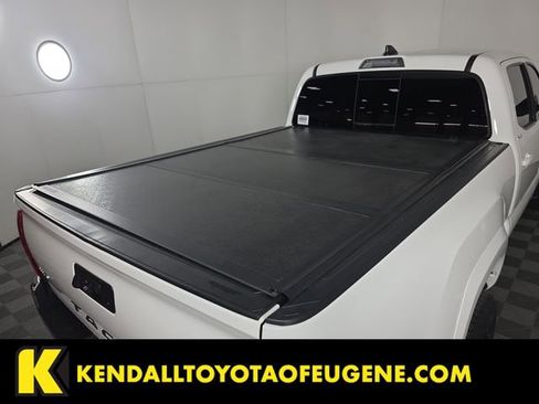 Used 2021 Toyota Tacoma SR5 AWD/4WD image 9