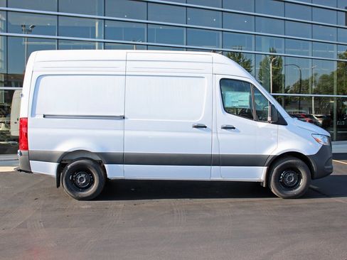 Used 2025 Mercedes-Benz Sprinter 2500 image 2