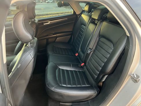 Used 2017 Ford Fusion SE w/ Fusion SE Technology Package image 14