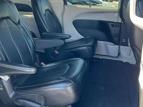 Used 2024 Chrysler Pacifica Touring-L image 13