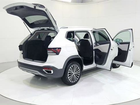 Used 2025 Volkswagen Taos SE image 32