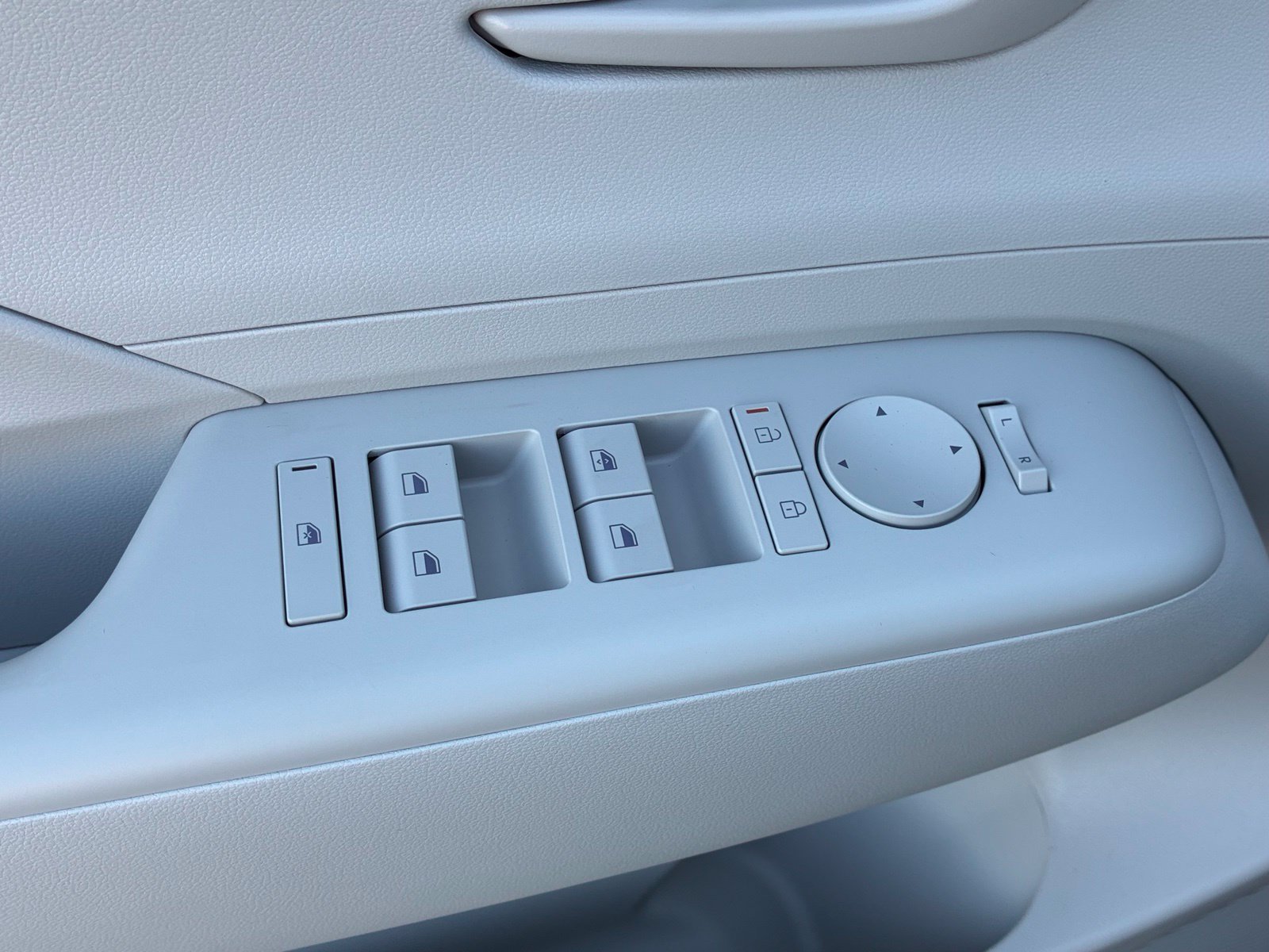 New 2027 Hyundai Kona SE FWD image 11