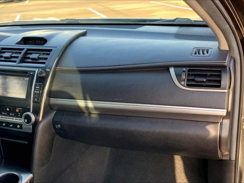 Used 2014 Toyota Camry SE FWD image 17