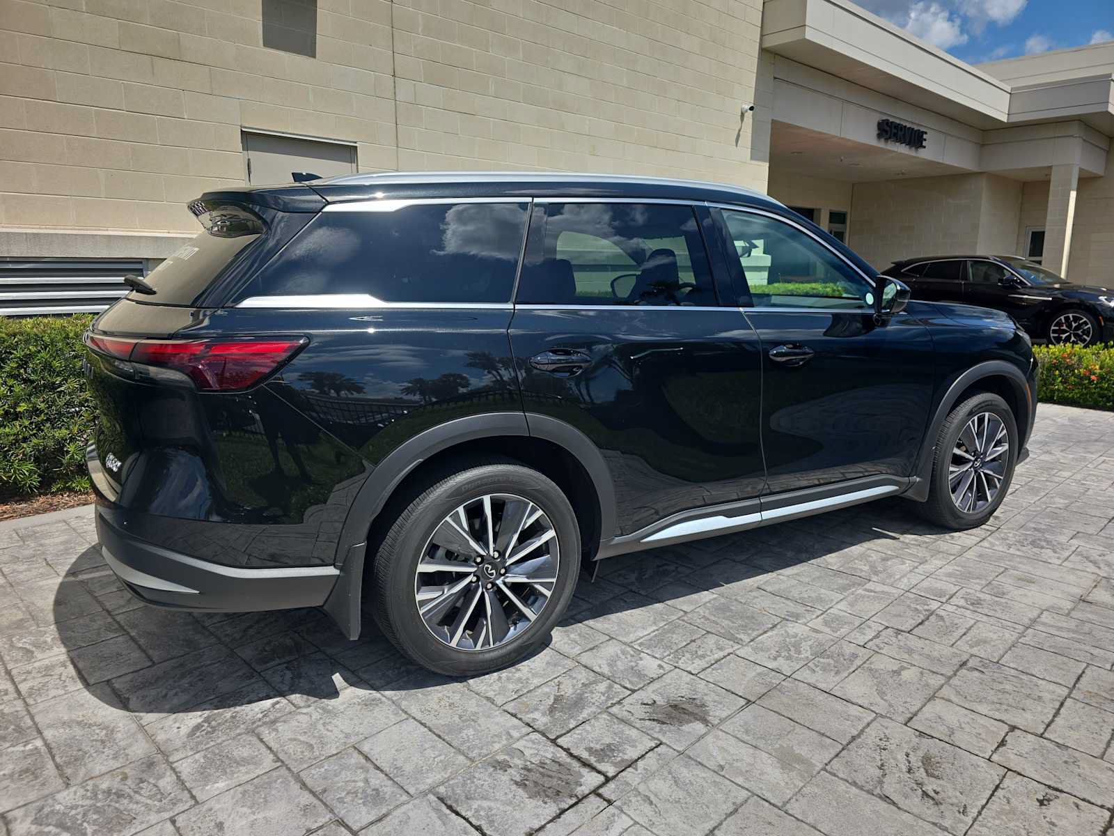 Certified 2026 INFINITI QX60 Luxe w/ Cargo Package FWD image 3