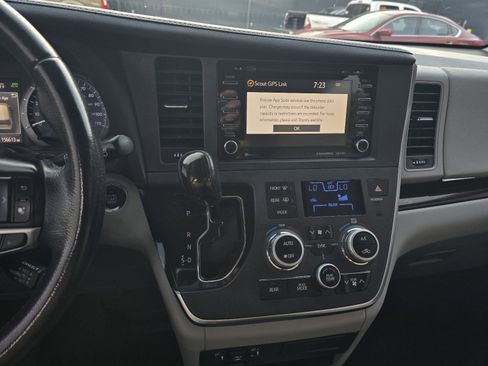 Used 2019 Toyota Sienna XLE FWD image 11