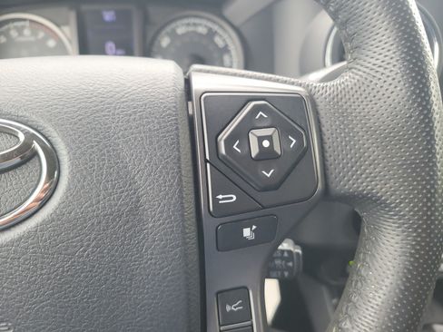 Used 2018 Toyota Tacoma TRD Off-Road w/ Technology Package AWD/4WD image 26