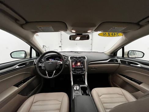 Used 2018 Ford Fusion SE w/ Fusion SE Technology Package FWD image 4