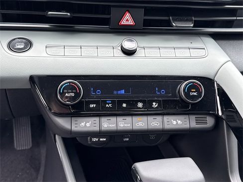 New 2025 Hyundai Elantra Limited image 24