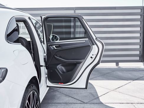 Used 2025 Porsche Macan GTS image 27