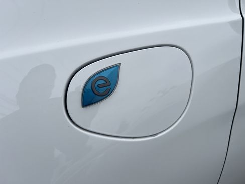 Used 2025 Chrysler Pacifica Premium FWD image 3