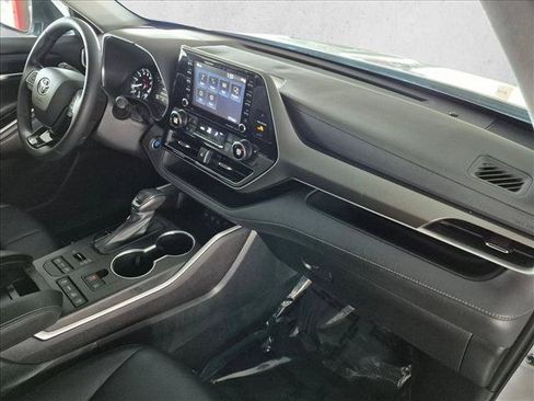 Used 2021 Toyota Highlander XLE AWD/4WD image 24
