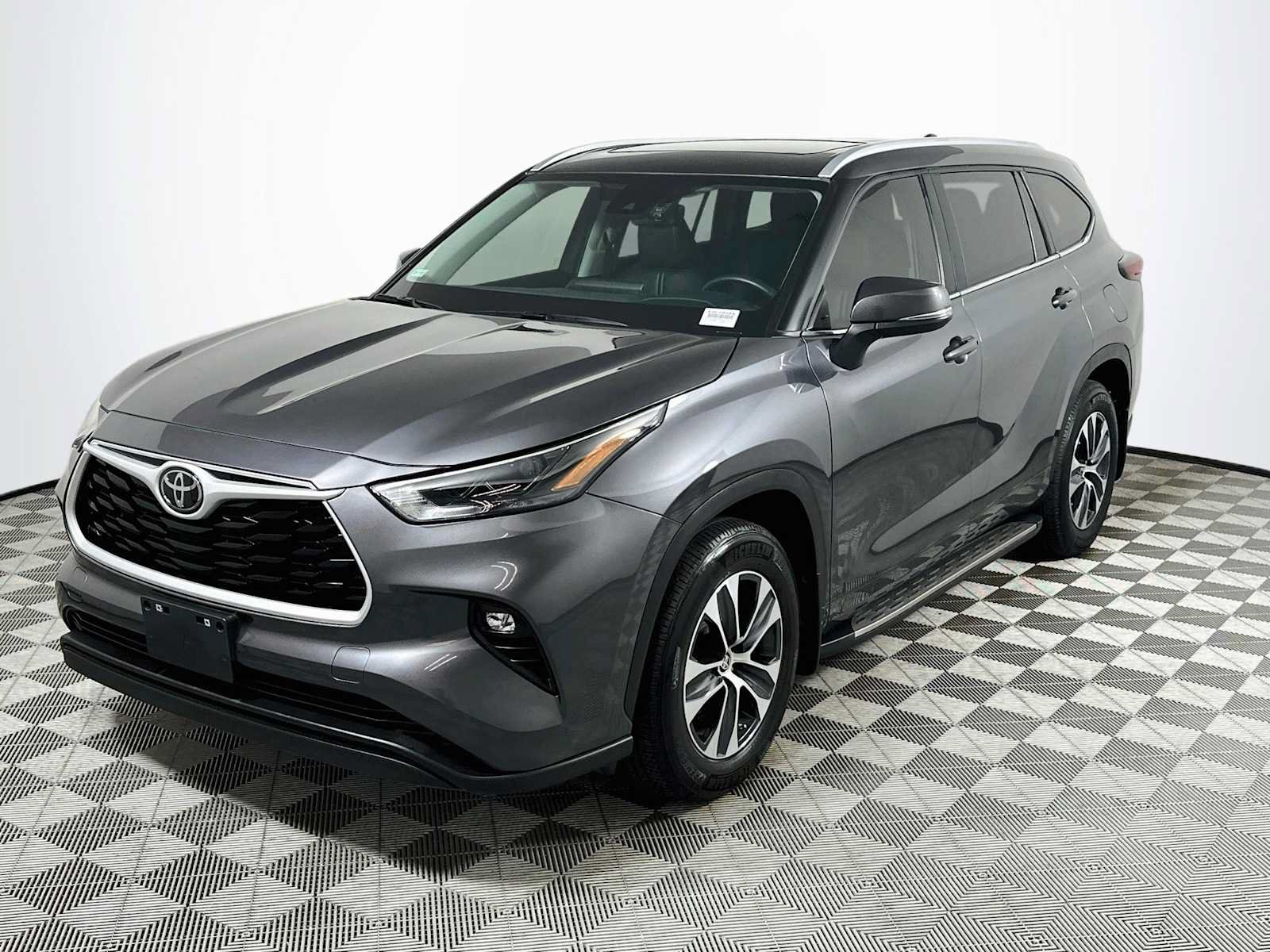 Used 2024 Toyota Highlander XLE FWD image 3