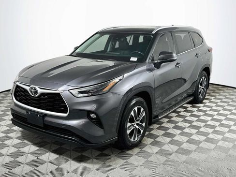 Used 2024 Toyota Highlander XLE FWD image 3