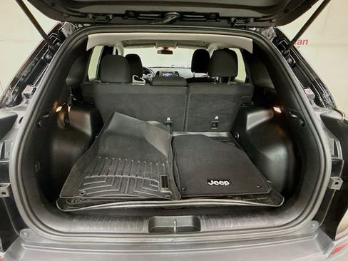 Used 2019 Jeep Cherokee Latitude w/ Popular Appearance Group image 24