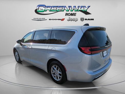 Used 2024 Chrysler Pacifica Touring-L image 5