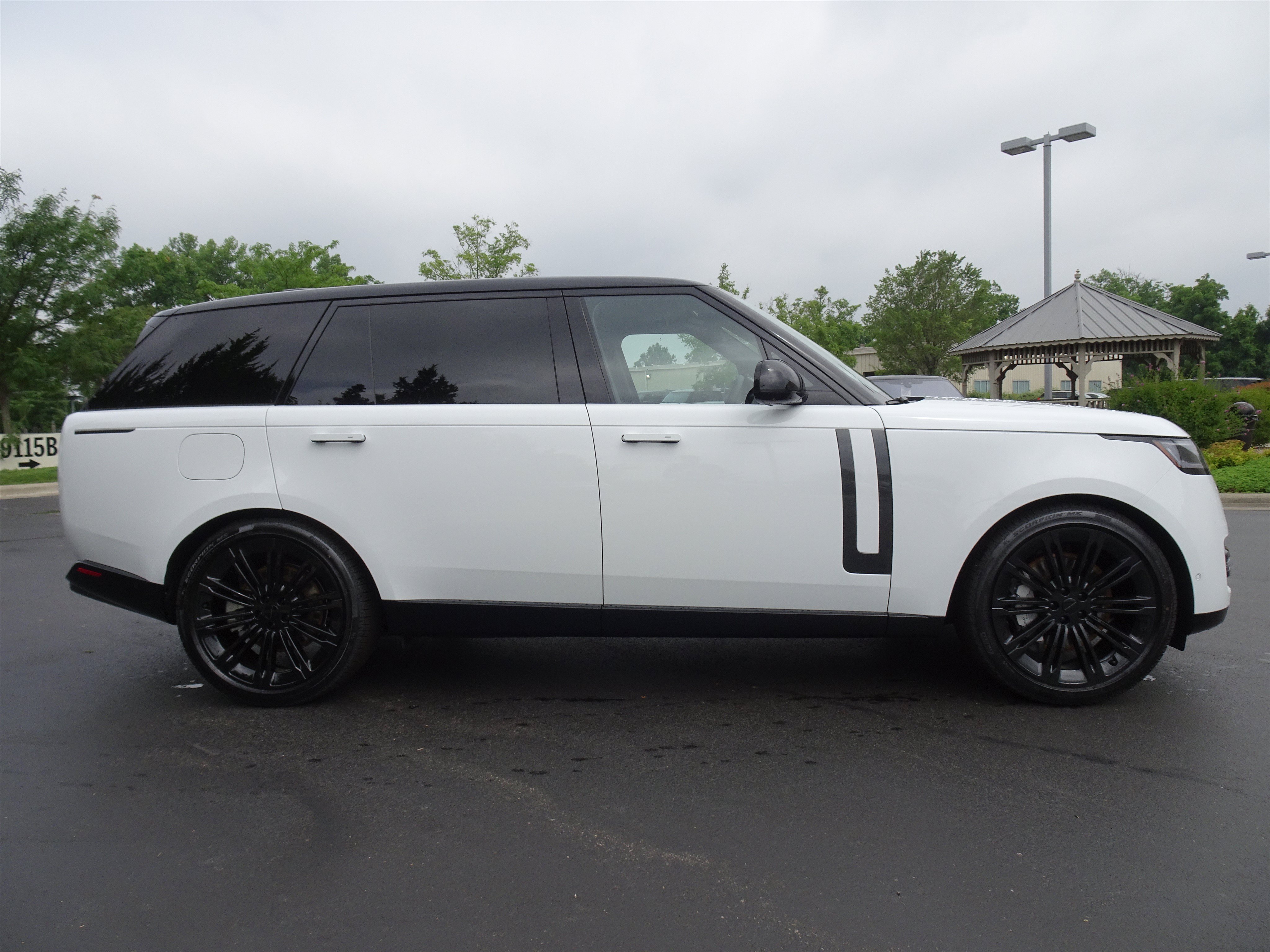 New 2026 Land Rover Range Rover Long Wheelbase SE AWD/4WD image 13