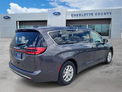 Used 2023 Chrysler Pacifica Touring-L FWD image 5