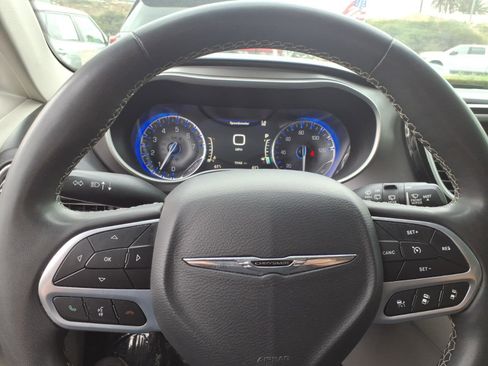 Used 2022 Chrysler Pacifica Touring-L FWD image 17