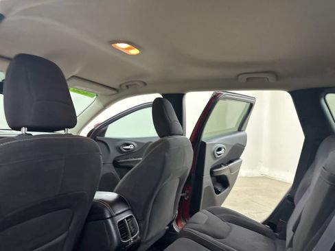 Used 2015 Jeep Cherokee Latitude w/ Cold Weather Group AWD/4WD image 28
