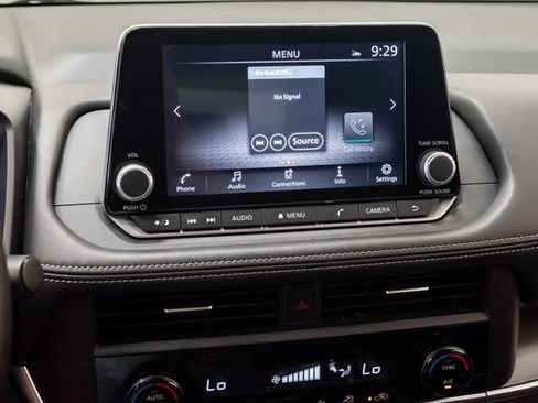 Used 2025 Nissan Rogue SV FWD image 17