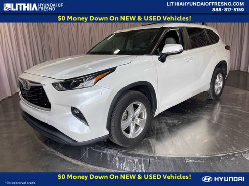 Used 2023 Toyota Highlander LE FWD image 1
