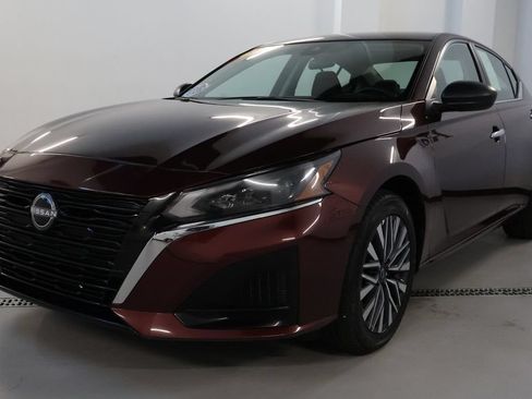 Used 2025 Nissan Altima 2.5 SV AWD/4WD image 3