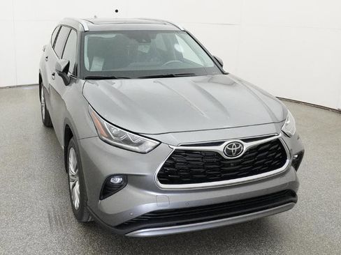 New 2026 Toyota Highlander Platinum image 2